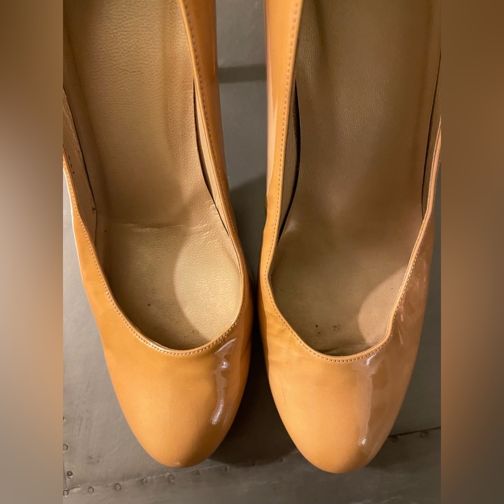 Stuart Weitzman Nude 4.5” Patent Leather Pumps 10 - Picture 6 of 12